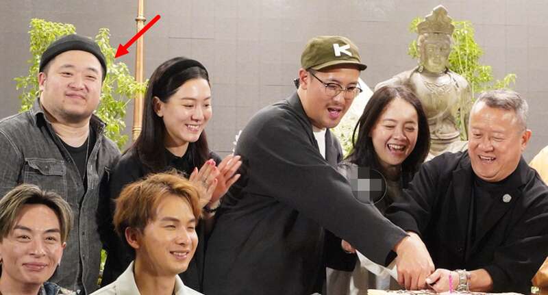 曾志伟小儿子罕露面,合照靠边显卑微,父子同框似印(图) - 综合