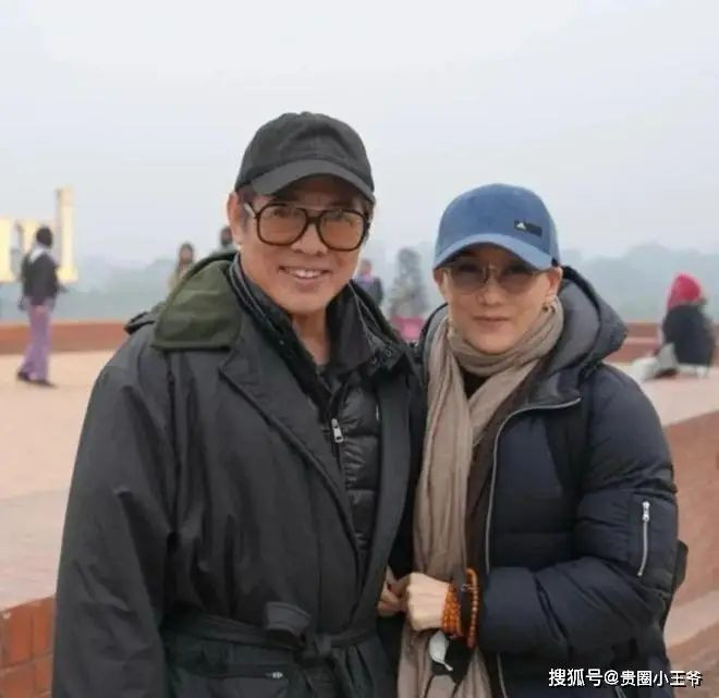 李连杰罕晒妻子近照，62岁利智断崖式衰老，远不如黄秋燕美艳动人