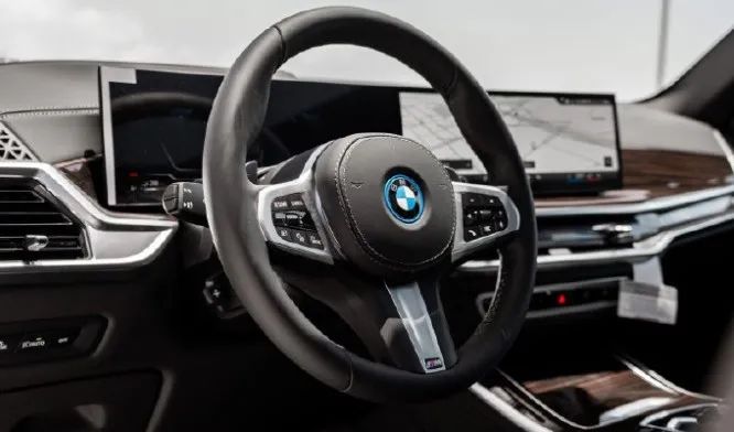 2026款宝马 X5，黑化设计，搭载3.0T插电混动，纯电续航61km！
