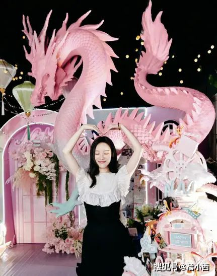 倪妮美的太超前，穿蕾丝西装高级知性，这身材一般人学不来