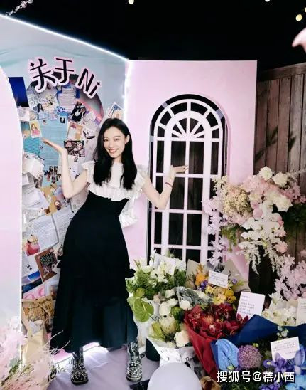 倪妮美的太超前，穿蕾丝西装高级知性，这身材一般人学不来