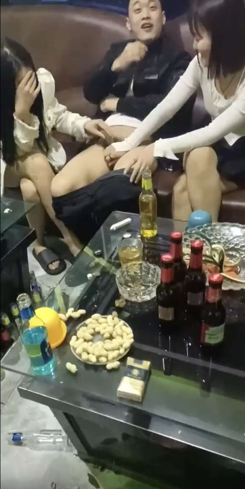 河北一家KTV4男6妹超淫画面曝光网友趋之若鹜- 综合新闻- 加拿大新闻- 约克论坛